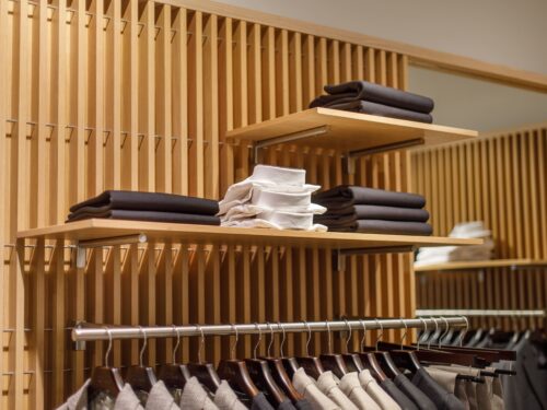 Butiksinredning för klädbutik, hylla i trä