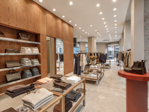 Meble Sklepowe Odzież – Jak Wybrać Idealne Wyposażenie dla Sklepów Odzieżowych?