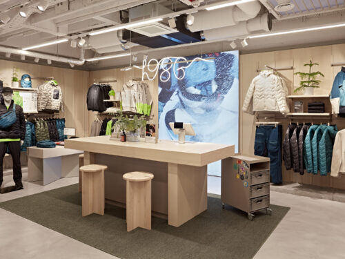 Meble do sklepu z odzieżą – jak wybrać idealne wyposażenie?